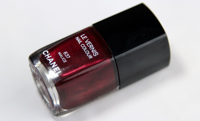 Chanel “Malice” Le Vernis Nail Colour – Review & Swatches