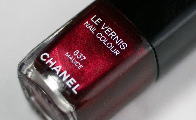 Chanel “Malice” Le Vernis Nail Colour – Review & Swatches